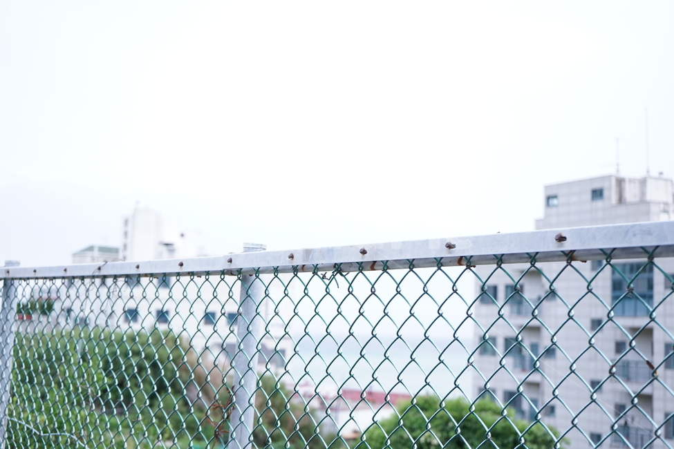 울타리,하늘,아파트,fence,길,도시,풍경,city,landscape,감성,sensible,feeling,빈티지사진,빈티지느낌,빈티지감성,vintage