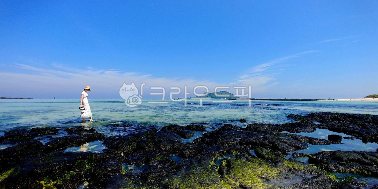 바다,제주도,신남,즐거움,바닷가여행지,기념여행,여자,sea,jejuisland,beachdestination,woman,person,dress,beach,sky,cloud,sand,사람,원피스,바닷가,하늘,구름,돌,모래
