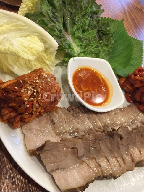 보쌈,김치,새우젓,상추,깻잎,배추,고기,식당