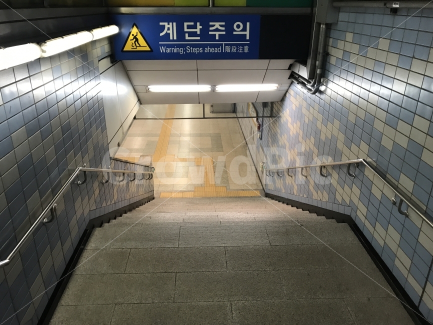 교통,지하철,계단,일상,풍경,교통,교통수단,traffic,transportation,handrail,난간,banister,train station,기차역,vehicle,차량,train,기차