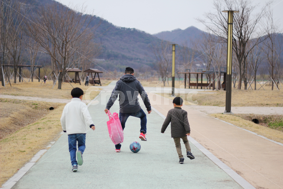 아빠와아들,황산공원,주말,공놀이,감성,배경,뒷모습,사람,인물,인간,human,person,가족,패밀리,family