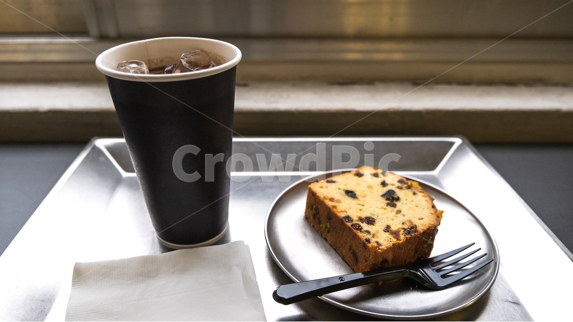 포크,cutlery,커피컵,cup,컵,coffeecup,아이스커피,파운드케익,디저트,종이컵,카페,휴식,음식,식재료,요리,food,cook,meal,dishes,food reserves