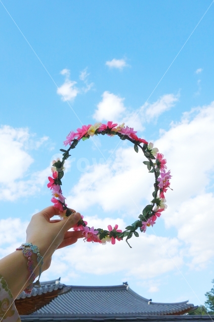 감성사진,꽃,화관,경복궁,가을,궁,한복,사람,손,조화,FLOWER,GIRL,식물,자연,plants,nature,꽃,flower,한국전통,한국문화,korean traditional,korean culture,사람,인물,인간,human,person,연출,컨셉,콘셉,direction,concept