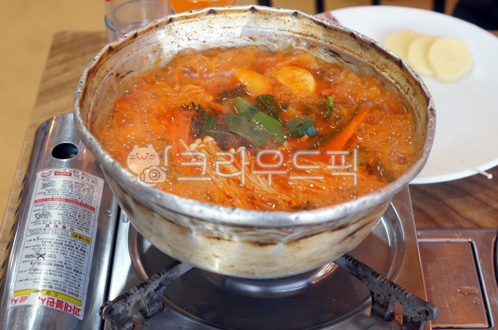 plating,nickelsilver,Kimchi hot pot,kimchistew,meatstew,spicystew,kimchijjigae,food,nickelpot,porkstew,stove,Plating,kimchi soup,kfood,cooking,Pork Kimchi Stew,portablestove,burner,foodpresentation