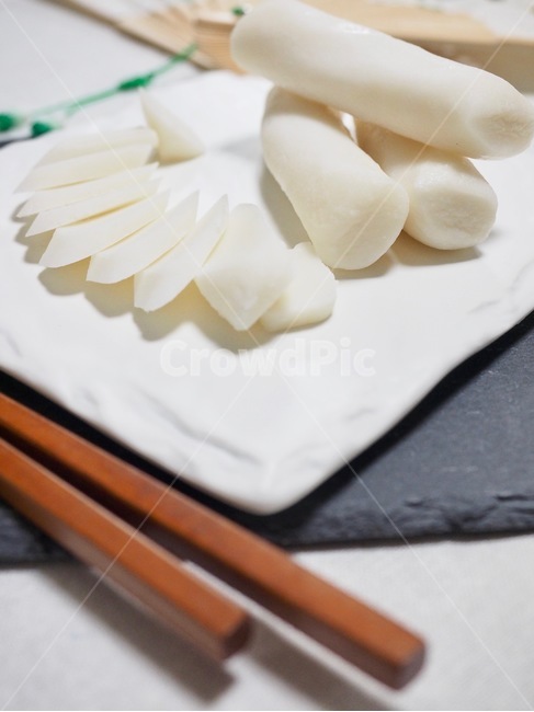 떡국떡,가래떡,설날음식,추석음식,명절음식,명절,한국음식,식품,한식,한국문화,한국,배경,음식문화,웰빙,문화,아시아,아시아음식,접시,전통,설날,추석,음식,떡,흰색,한국전통,한국문화,korean traditional,korean culture,음식,식재료,요리,food,cook,meal,dishes,food reserves