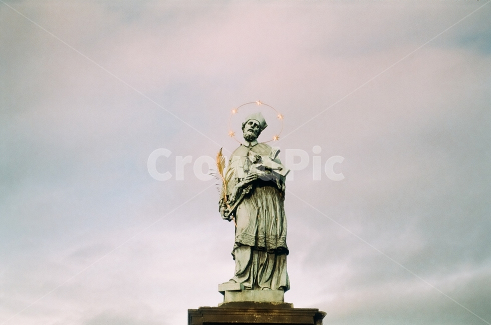 nature,bridge,europe,체코,film,filmcamera,필름카메라,풍경사진,river,saint,holy,해외,외국,세계,foreign,oversea,world,조각상,동상,석상,조형물,statue,bronze statue,stone statue