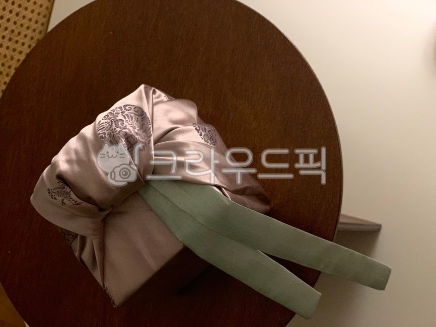 gift,Lunar New Year Photo Contest,first birthday party,Lunar New Year gift,gift in return,wrapper,Wedding Gift,Wedding ceremony,small wedding,interior,wrapping cloth,furniture,holiday gift,Contribution,new year