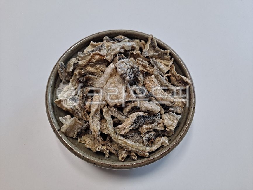 ceramic,crispy,fried food,snack,fish collagen,plate,bowl,White space,relief,salty,Sue,health,dry,brown,fry,low molecular weight collagen,Beef bowl,food,White,dessert,Collagen,background,fish,Dried pollack shell relief