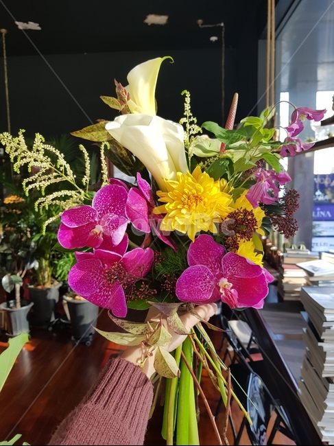 naturalbouquet,frenchstyle,plant,식물,blossom,flower,flowerarrangement,naturalflower,frenchflower,florist,wedding,ceremony,handtiedflower,handtiedbouquet,frenchbouquet,weddingbouquet,bridalbouquet