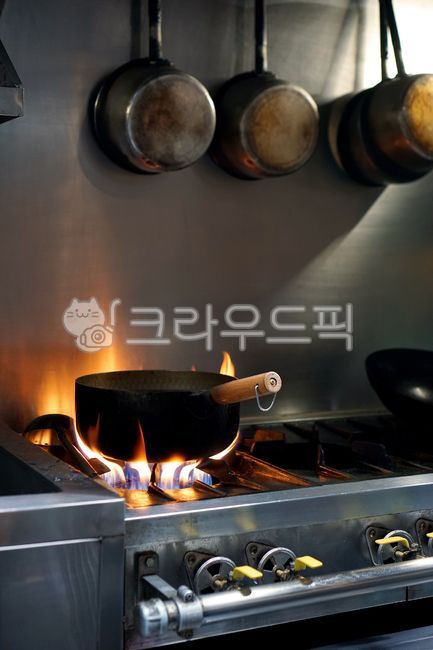 stainless steel pan,blue flame,hot,restaurant kitchen,red flame,wok,gray,pot,Vietnamese food,casting pen,cookingpan,temperature,fire,fireball,burn,flaming,Cookware,cooking utensils,cooking pan,cook,cookware,chef,Delicious cuisine,Chinese food,delicious,Be