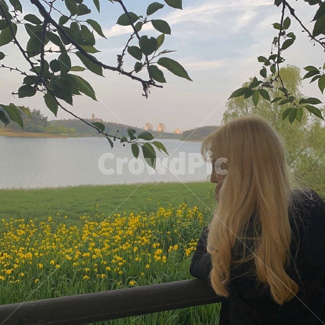 여자옆모습,탈색머리,호수공원,꽃,산책코스,사람,자연,인간,들,옥외,목초지,물,공원,호수,하늘,풀,human,person,grassland,outdoors,field,nature,사람,인물,인간,human,person,여성,여자,woman,female,lady