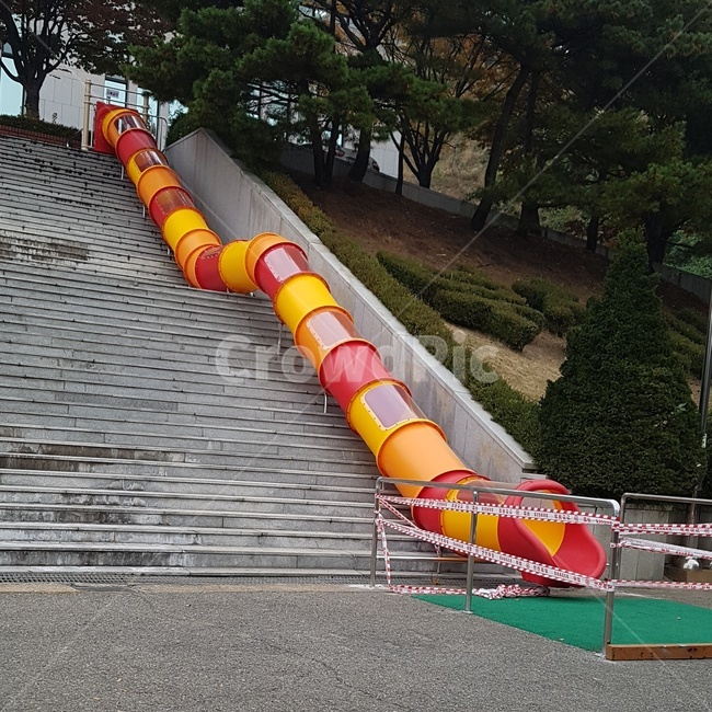 미끄럼틀,위험,계단,길다,원형