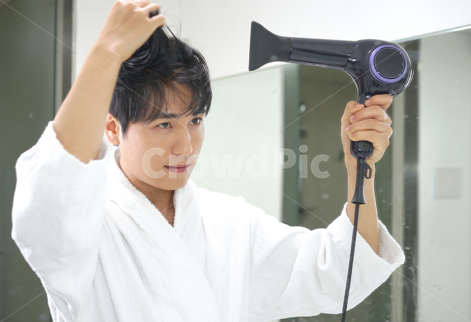 남자,남성,샤워가운,화장실,뷰티,헤어,hair,헤어드라이기,목욕탕,거울,머리스타일,스타일링,머리카락,사람,인물,인간,human,person,남성,남자,man,male,뷰티,미용,beauty treatment