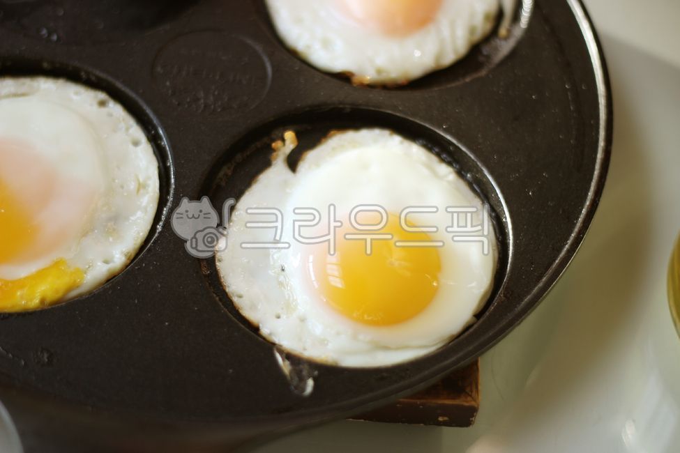 fried egg,egg,egg dishes,cold,fry,food,side dish,ups and downs,Fried egg,softboiled egg