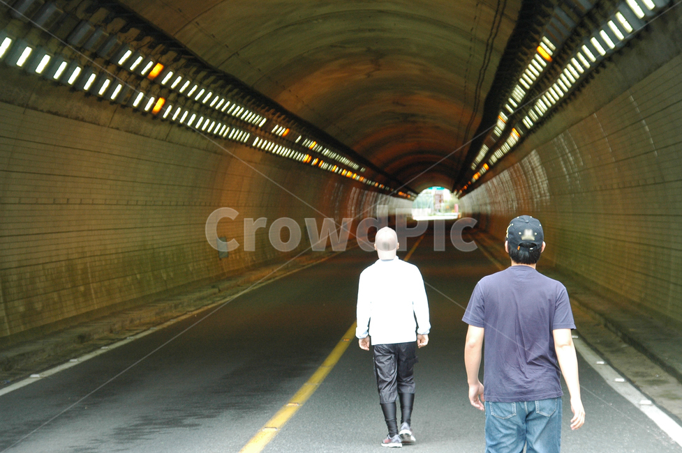 터널,사람,교통,도로,불빛,tunnel,human,people,만세,light,걷기,터널속,walking,모자,hat,고독,자유,사람,인물,인간,human,person,남성,남자,man,male