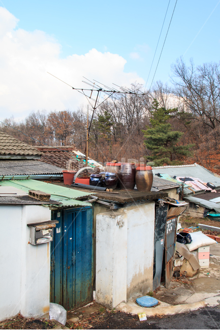 장독대,항아리,장독,안테나,백사마을,판자촌,달동네,산동네,수신기,지붕,슬레이트,오래된,풍경,경치,집,건물,감성,감성사진,서울,노원,중계동,중계본동,기와,가난한,빈티지,추억,회상,옛날,옛풍경,과거,104마을,시골,마을,풍경,landscape,country,rural,town,건축물,건물외관,exterior,building,structure,architecture,construction