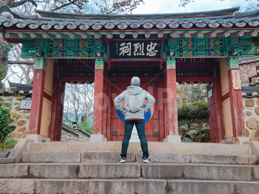 여행,travel,여행사진,국내여행,혼자여행,사진,배경사진,배경,이쁜사진,색감,색감좋은사진,스냅사진,삼각대사진,스냅샷,삼각대샷,뒷모습,뒷모습사진,여행자,여행가,남해,남해여행,충렬사,한국전통,한국문화,korean traditional,korean culture,사람,인물,인간,human,person,남성,남자,man,male