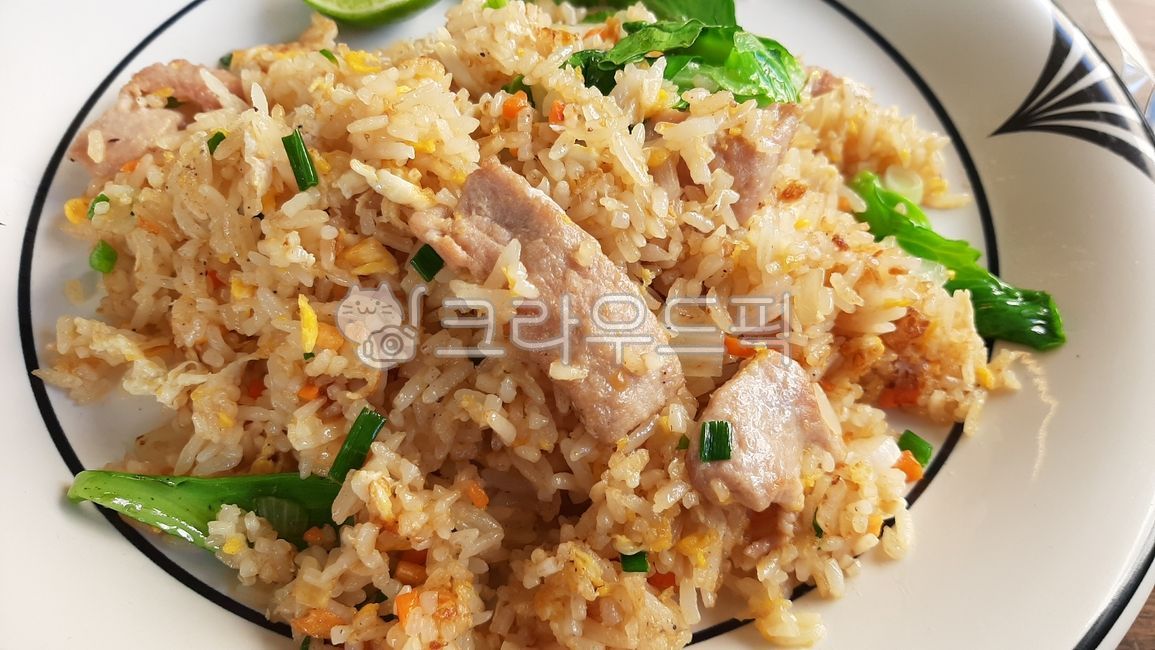 음식,푸드,볶음밥,돼지고기볶음밥,식당,계란,태국식,동남아음식,위생,맛집,접시,그릇,밥,한끼,간편한음식,간단음식