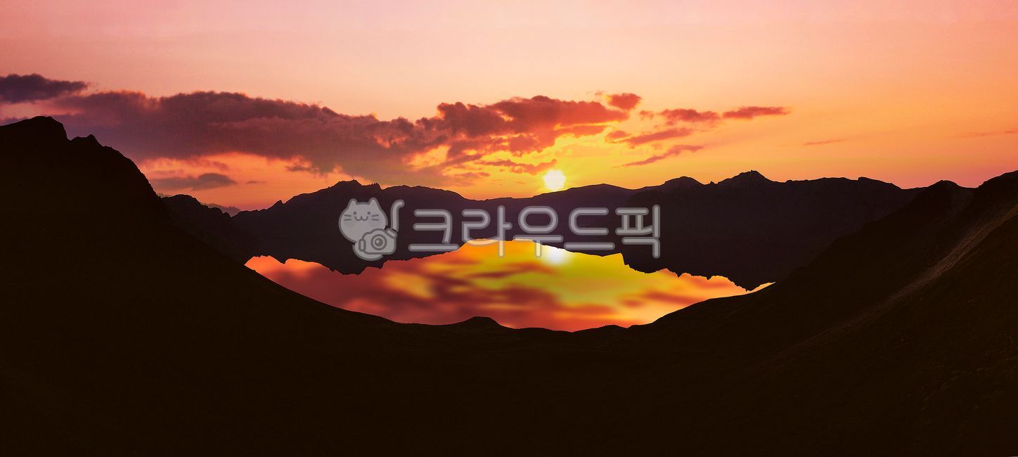 백두산,장백산,칼데라,칼데라호,칼데라호수,이도백하,관광명소,분화구,장엄한,웅장한,대자연,힐링,여행지,중국,북파,천지,천지연,호수,화산,운무,활화산,휴화산,자연,풍경,산,북한,국경,물,파노라마,아시아,온천,온천수,화산암,하늘,구름,맑음,절경,비경,신비한,신비로운,산맥,백두산천지,일출,일몰,노을,여명,빛,햇살,햇빛,반영,붉은하늘,redsky,황혼,dusk