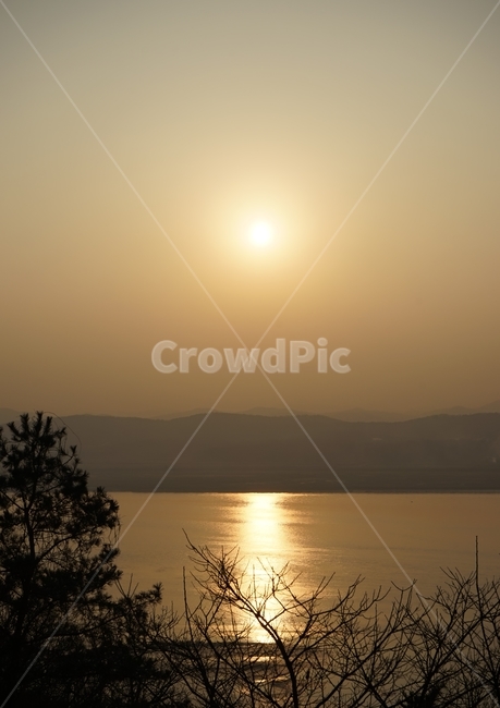 낙조,태양,강,하늘,자연,해,고요,적막,따스함,나무,산,겨울,desolationriver,nature,stillness,silence,scenery,river,winter,trees,solitude,일몰,자연,풍경,nature,landscape,outdoors,옥외,sunlight,햇빛,sky