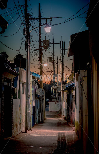 골목길,골목,저녘,노을,석양,거리,집,밤,조명,전봇대,야경,밤,풍경,nightscape,night,landscape,골목길,alley,감성,sensible,feeling,road,도로,building,건물,street,urban,어반,city,시티,town,도시