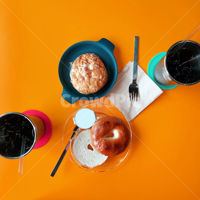 카페,디저트,커피,아이스아메리카노,베이글,스콘,플레이팅,선명한색상,선명한,cafe,cafeteria,desert,coffee,americano,coldcoffee,bagel,scone,color,colorful,plate,plating,커피,카페,coffee,cafe
