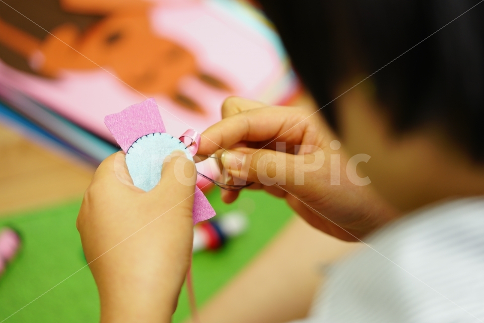 	바느질,취미,바늘,작업,홈패션,취미생활,아내,여성,섬세,만들기,실,일,취미활동,일상,사람,인물,인간,human,person,신체일부,몸,body,예술,art