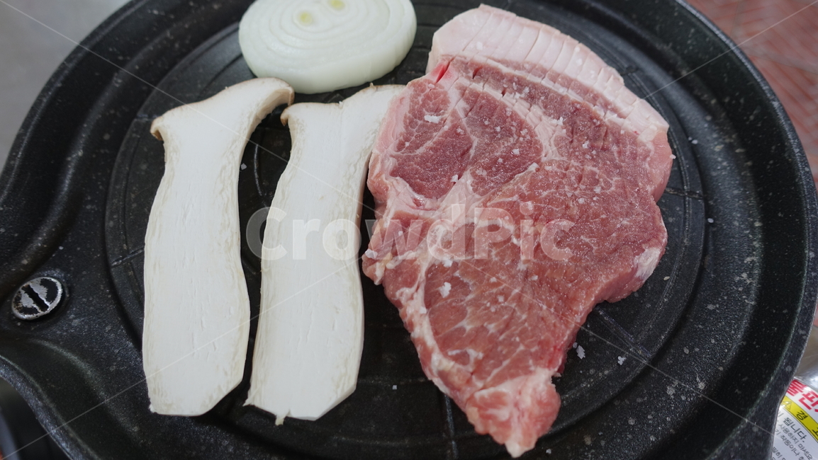 음식,food,meal,dish,돼지고기,pork,목살,한국음식,koreanfood,제주도,제주,jeju,바베큐,새송이버섯,버섯,소금구이