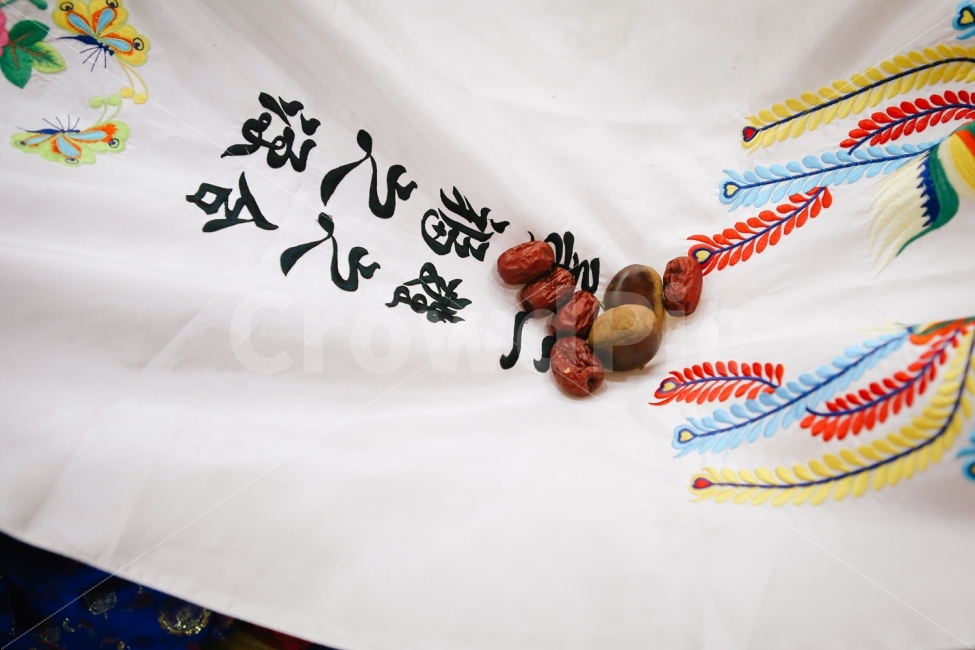 결혼식,혼례,전통혼례,밤,대추,아들,딸,전통,한국,한국전통,한국문화,korean traditional,korean culture,기념일,축하,anniversary,congratulation,celebrate,celebration,결혼,혼례,웨딩,wedding,marriage,marry,음식,식재료,요리,food,cook,meal,dishes,food reserves