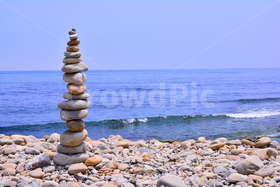 돌탑,기원,해변,바닷가,바다,신앙,기도,정성,돌,자갈,파도,여름,동해안,쌓다,희망,바램,시안,디자인,디자이너,사보,카다로그,브로셔,뉴스레터,출판,편집,콘텐츠,마케팅,배너,팝업,오브젝트,탑,모바일,sns,잡지,광고,블루,파랑,하늘,물결,포말,해안가,수평선,이미지,컨셉,콘셉,컨셉트,콘셉트,개념,상징,의미,자연,풍경,nature,landscape,해변,바다,beach,sea,종교,신앙,religion,belief,faith