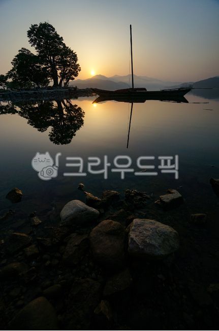 두물머리,일출,해돋이,돛배,배경,바탕화면,배경화면,백그라운드,background,배,반영,느티나무,나무,태양,노을,여명,어둠,빛,하늘,양수리,남한강,북한강,한강,새벽,아침,자연,강물,강변,고요한,조용한,명소,양평,양평군,nature,outdoors,sunrise,sunup,sun,silhouette,morning,dawn