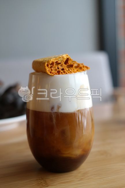 달고나,달고나라떼,커피,라떼,음료,마실것,카페,메뉴,커피숍,달콤한,설탕,크림,휘핑크림,유리컵,컵,dalgona,dalgonalatte,coffee,latte,drink,beverage,cafe,menu,coffeeshop,sweet,sugar,cream,whippedcream,glasscup,cup
