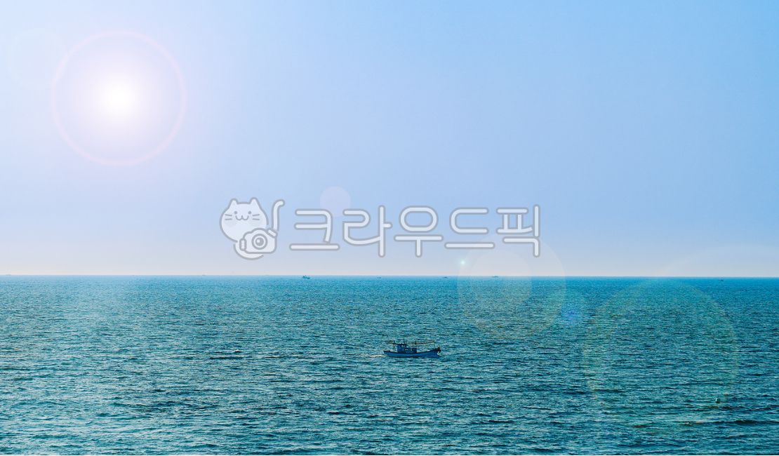 여름바다,바다감성사진,바다,물,대서양,수평선,햇살,보케,배,물결,파란하늘,푸른바다,에메랄드빛,outdoors,옥외,nature,자연