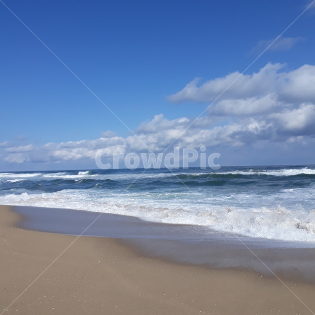 shoreline,coast,연안,해안선,beach,바닷가,sea,바다,water,물,ocean,대양,자연,nature,옥외,outdoors,바닷물,파도,구름,하늘,모래사장,모래,sand,blue,오션,물그림자,cloud,white,해변,바다,beach,sea