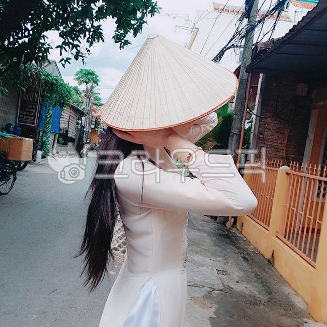 의류,clothing,모자,아오자이,여자사람,여자,사람,전통의상,베트남,베트남모자,사람,인물,인간,human,person,여성,여자,woman,female,lady