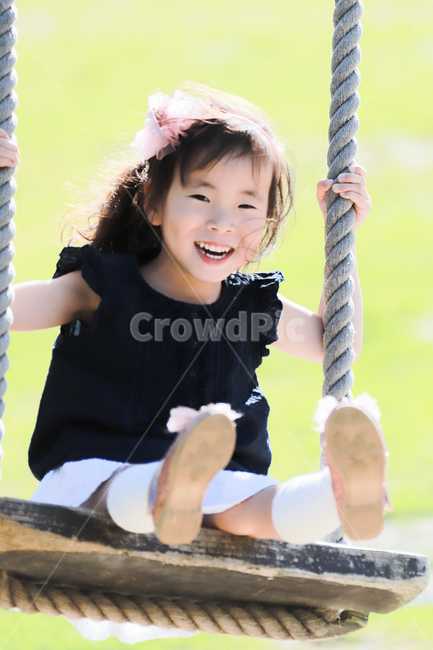 아이,동심,여자,놀이,그네,사람,인물,인간,human,person,얼굴표정,facial expression,face,어린이,어린아이,child,children,kid,감정표현,기분,feeling,emotion