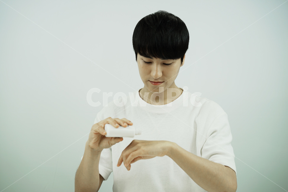 남자,뷰티,스킨케어,피부관리,화장품,로션,beauty,skincare,cosmetic,남성,lotion,그루밍족,사람,인물,인간,human,person,남성,남자,man,male,뷰티,미용,beauty treatment