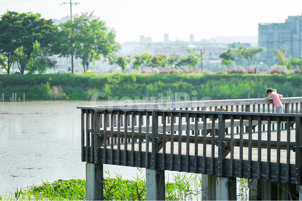저수지,풀꽃수목원,공원,아이들,주말,나들이,산책,연못,황동철길,자연,풍경,nature,landscape,사람,인물,인간,human,person,어린이,어린아이,child,children,kid,휴식,힐링,rest,relaxation,healing,banister,난간,handrail,railing