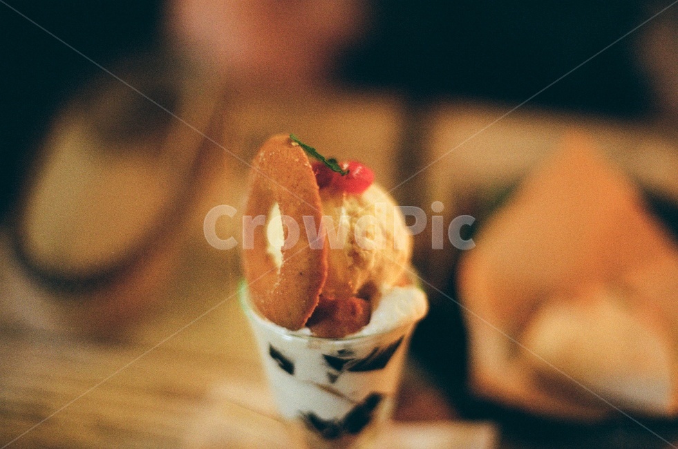 파르페,디저트,아이스크림,달콤한,맛있는,과자,카페,커피,테이블,감성사진,필름사진,컵,유리컵,film,음식,식재료,요리,food,cook,meal,dishes,food reserves,디저트,간식,후식,dessert,snack,감성,sensible,feeling