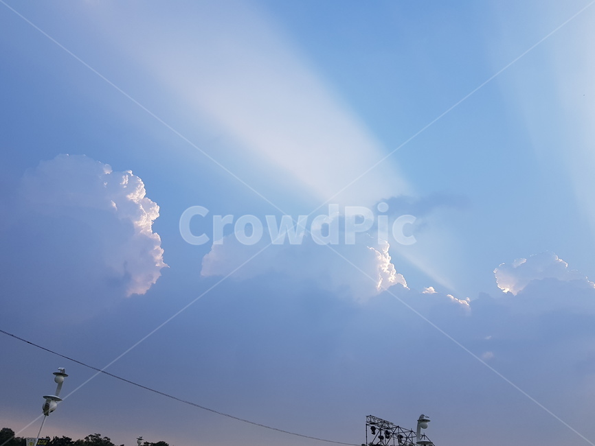 빛내림,맑은,하늘,구름,빛나다,하늘색,빛오름,전깃줄,cloud,clear,suuny,light,skyblue,sparkle,twinkle,gleam,sunbeam,wire
