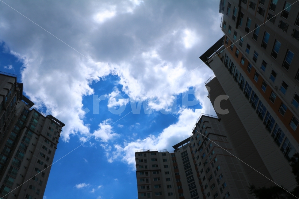 	하늘,구름,풍경사진,sky,아파트,집,여름,청량,태양,태양빛,시원한,뜨거운,파랑,남양주시,진접읍,도시,풍경,city,landscape,한국도시풍경,한국도시경관,korea cityscape,건축물,건물외관,exterior,building,structure,architecture,construction,office building,사무실 건물,건물,nature,자연