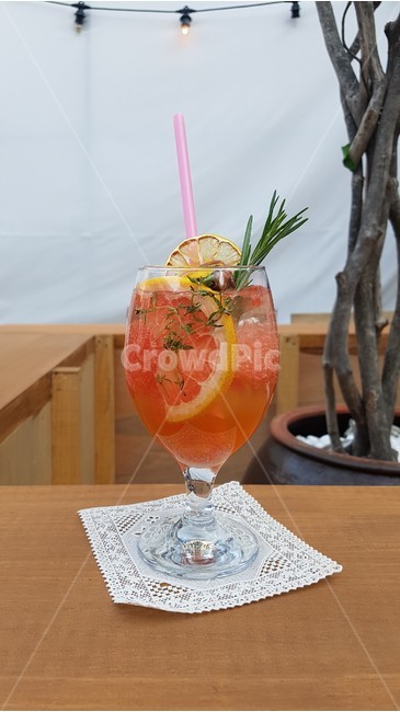 자몽에이드,음료수,탄산음료,카페,음료,음식,여름,갈증,시원함,컵,유리잔,로즈마리,로즈메리,자몽,cafe,summer,cup,grapefruit,drink,ade,컵받침,코스터,음료수,drink,beverage