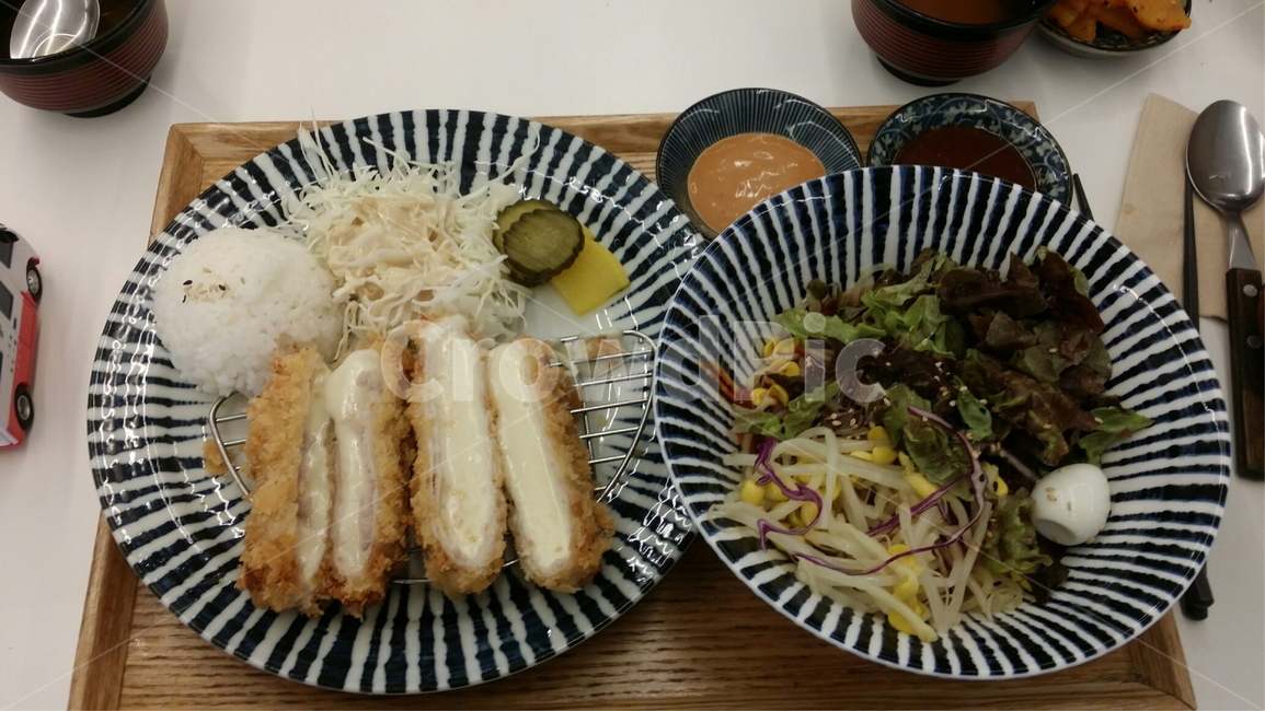 food,음식,숟가락,spoon,돈까스,치즈,치즈돈까스,소스,샐러드,쫄면