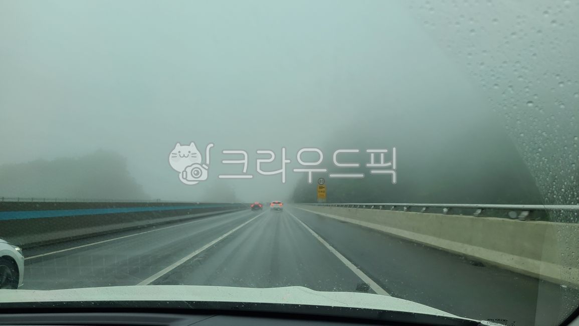 freeway,rainyday,straight road,foggy day,Immersion,water fog,road,Rainy Day,road name,Focus your attention,drive,highway,cloudy day,sense of speed,Fog,center vanishing point