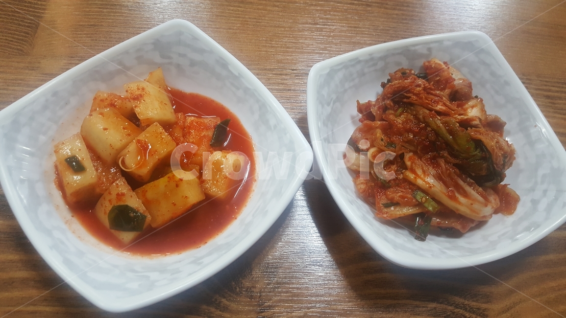 깍두기,김치,밑반찬,깍두기와김치,한국음식,음식,음식,식재료,요리,food,cook,meal,dishes,food reserves,채소,야채,vegetables,한식,한국음식,한국요리,korean food,korean dishes,korean meal,korean cook