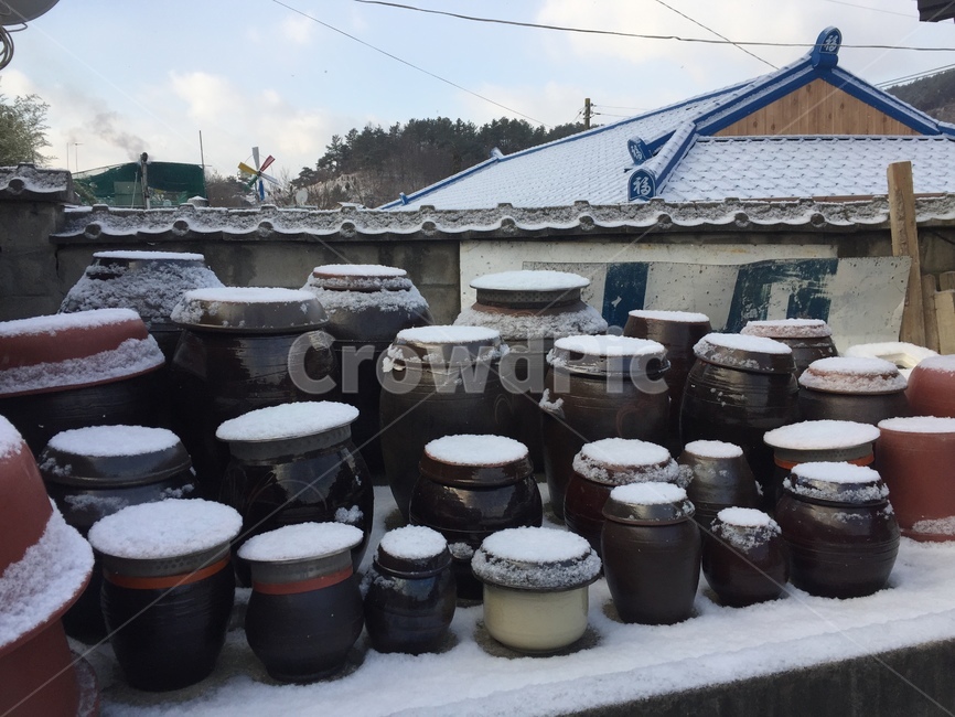 시골,겨울,눈쌓인,장독대,풍경,계절,겨울,계절,winter,season,시골,마을,풍경,landscape,country,rural,town,한국전통,한국문화,korean traditional,korean culture,사물,물건,오브젝트,thing,object,matter