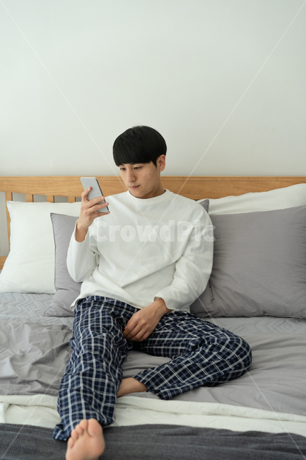 침대,휴일,휴식,남성,남자,집안,실내,방,침실,핸드폰,휴대폰,모바일,파자마,잠옷,집,사람,인물,인간,human,person,남성,남자,man,male