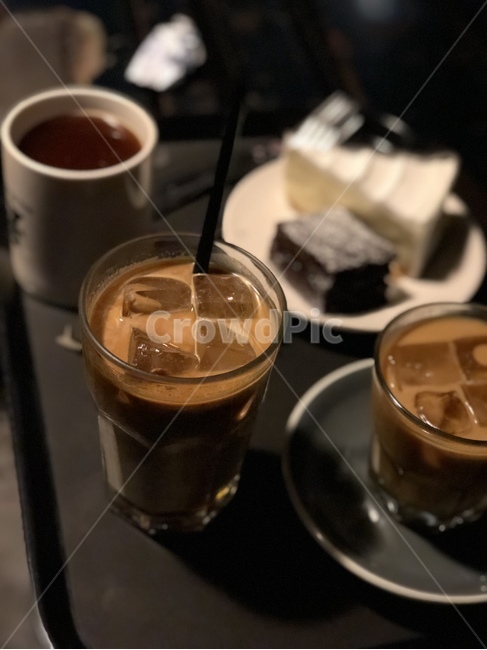 커피,케이크,치즈케이크,카페,케잌,후식,디저트,밀크티,얼음,접시,컵,커피,카페,coffee,cafe