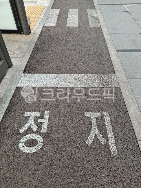stop,bicycle road,bikelane,stopline,cyclelane,asphalt,stop line,bikepath,safety line