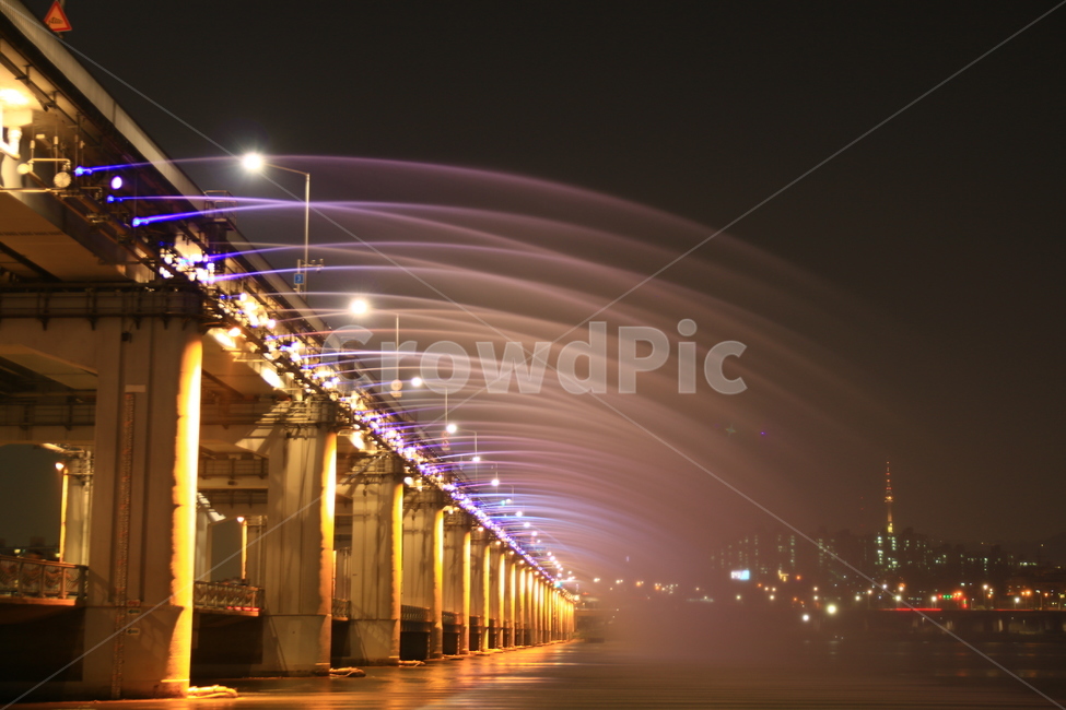 Han Riverside,Han River Bridge,fountain,city,tourist destination,night view photo,scenery,Banpo Bridge,Han River,rainbow fountain,Night view,Seoul,watercourse,cityscape,bridge,travel,Jamsu Bridge,snapshot,snap
